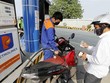 Mua, bán xăng tại cửa hàng bán lẻ xăng, dầu Petrolimex. (Ảnh: Trần Việt/TTXVN).