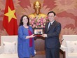 Chủ tịch Quốc hội Vương Đình Huệ tặng quà lưu niệm cho bà Manuel V.Ferro, Phó Chủ tịch Ngân hàng Thế giới Toàn cầu (World Bank) (Ảnh: Xuân Khu/TTXVN).