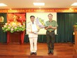 Thứ trưởng Trần Quốc Tỏ trao Quyết định của Ban Bí thư và chúc mừng Đại tá Lê Minh Hà.