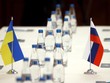 Cờ Ukraine và Nga trên bàn đàm phán của 2 bên. Ảnh: Reuters.