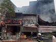Hiện trường vụ cháy tại địa chỉ ở số 63 Nguyễn Hoàng lan ra nhiều nhà xung quanh. (Ảnh: TTXVN phát).
