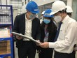 Chủ tịch TP.Đà Nẵng, ông Lê Trung Chinh kiểm tra hoạt động sản xuất của doanh nghiệp trên địa bàn.