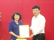 Đồng chí Ngô Hoàng Ngân, Phó Bí thư Thường trực Tỉnh ủy Quảng Ninh trao quyết định và chúc mừng đồng chí Nguyễn Thị Vinh.