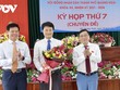 Ông Trà Thanh Danh (giữa) được bầu giữ chức Chủ tịch UBND thành phố Quảng Ngãi.