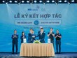 Ông Đỗ Tuấn Anh – Chủ tịch Ủy ban điều hành MB Ageas Life (bên trái), và ông Lê Ngọc Hải – CEO Doctor Anywhere Việt Nam (bên phải) thực hiện ký kết hợp tác.