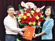 Bí thư Tỉnh ủy Đào Hồng Lan trao Quyết định, tặng hoa chúc mừng ông Nguyễn Công Thắng.