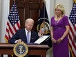 Tổng thống Biden ký ban hành luật kiểm soát súng đạn. Ảnh: Reuters.