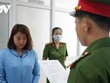 Công an tống đạt quyết định khởi tố bắt giam đối tượng Lê Thị Thảo Nguyên.