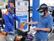 Mua bán xăng dầu tại cửa hàng kinh doanh xăng dầu Petrolimex trên đường Trần Quang Khải, Hà Nội. (Ảnh: Trần Việt/TTXVN).