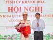 Đồng chí Nguyễn Hải Ninh, Ủy viên Trung ương Đảng, Bí thư Tỉnh ủy Khánh Hòa đã trao quyết định và chúc mừng Đại tá Nguyễn Thế Hùng.