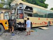 Xe khách hư hỏng nặng sau vụ tai nạn. (Ảnh: Tá Chuyên/TTXVN).