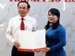 Bí thư Thành uỷ Nguyễn Văn Nên trao Quyết định cho bà Trần Kim Yến (ảnh N.S).