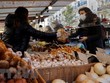 Người dân mua sắm tại một chợ ở Paris, Pháp. (Ảnh: AFP/TTXVN).