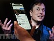 Tài khoản Twitter của tỷ phú Elon Musk trên màn hình điện thoại và ảnh chụp ông Musk (phía sau) tại một sự kiện ở Washington, DC, Mỹ ngày 14/4/2022. (Ảnh: AFP/TTXVN).