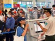 Nhân viên an ninh hàng không kiểm tra hành khách làm thủ tục bay. (Ảnh: CTV/Vietnam+)