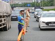 Lực lượng chức năng đã tiến hành phân làn, điều tiết giao thông tại khu vực cửa ngõ Pháp Vân để tránh ùn tắc dịp nghỉ lễ Quốc khánh 2/9. (Ảnh: Hoài Nam/Vietnam+)