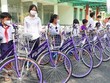 Nhiều học sinh nghèo hiếu học ở Đồng Tháp được tặng xe đạp từ Hành trình “Tiếp sức đến trường”. (Ảnh: Nhựt An/TTXVN)