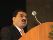 Chủ tịch tập đoàn Adani, ông Gautam Adani, phát biểu tại Hội nghị thượng đỉnh toàn cầu Vibrant Gujarat lần thứ 5 ở Gandhinagar (Ấn Độ), ngày 13/1/2010. (Ảnh: AFP/ TTXVN)