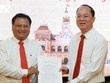 Phó Bí thư Thành uỷ TPHCM Nguyễn Hồ Hải trao quyết định cho ông Trần Phi Long (ảnh: N.V)