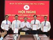 Thay mặt lãnh đạo Ban Tuyên giáo Trung ương, đồng chí Lại Xuân Môn, Uỷ viên Trung ương Đảng, Bí thư Đảng ủy cơ quan, Phó Trưởng ban Thuờng trực Ban Tuyên giáo Trung ương đã trao quyết định bổ nhiệm đối với đồng chí Tống Văn Thanh, Hoàng Thanh Hải, Lê Đức Cảnh; bổ nhiệm lại đối với đồng chí Lê Huy Nam. (Ảnh: TA)