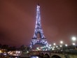 Tháp Eiffel ở thủ đô Paris (Pháp) được thắp sáng ngày 10/11/2018. (Ảnh: AFP/TTXVN)