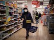 Người dân mua sắm tại một siêu thị ở Walthamstow, đông London, Anh. (Ảnh: AFP/TTXVN).