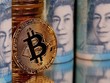 Tiền điện tử bitcoin và tiền giấy bảng Anh. (Nguồn: Reuters)