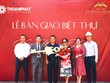 Đại diện Chủ đầu tư Thuận Phát trao chìa khóa, hoa và quà cho chủ sở hữu biệt thự.