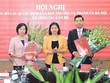 Phó Bí thư Thường trực Thành ủy Hà Nội Nguyễn Thị Tuyến trao Quyết định của Ban Thường vụ Thành ủy các đồng chí Bùi Huyền Mai và Nguyễn Việt Hà tại quận Thanh Xuân. (Ảnh: Phạm Hùng)