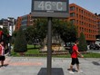 Người dân đi qua một biển báo nhiệt độ 46 độ C tại Bilbao, Tây Ban Nha ngày 17/6. (Ảnh: Reuters)