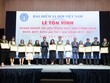 Lãnh đạo BHXH Việt Nam và lãnh đạo VCCI tặng bằng khen cho các doanh nghiệp tiêu biểu trong thực hiện chính sách BHXH khu vực phía Nam.