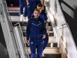 Tiền đạo Harry Kane (trước) cùng các đồng đội tuyển Anh tới sân bay quốc tế Hamad ở Doha, Qatar ngày 15/11/2022. Ảnh: AFP/TTXVN