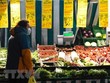 Khách hàng lựa chọn mua hàng hoá trong siêu thị ở Frankfurt, Đức ngày 19/1/2022. (Ảnh: THX/TTXVN)