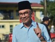 Ông Anwar Ibrahim sau khi bỏ phiếu trong cuộc tổng tuyển cử ở Permatang Pauh, Malaysia. (Ảnh: AFP/TTXVN)