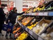 Khách hàng lựa chọn mua hoa quả tại siêu thị của Sainsbury ở Walthamstow, phía Đông London (Anh). (Ảnh: AFP/TTXVN)