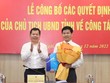 Ông Đặng Văn Minh, Chủ tịch UBND tỉnh Quảng Ngãi trao quyết định bổ nhiệm Giám đốc Sở Y tế tỉnh Phạm Minh Đức. Ảnh: T.C.