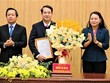 Bí thư Tỉnh ủy Ninh Bình Nguyễn Thị Thu Hà và Chủ tịch UBND tỉnh Phạm Quang Ngọc trao quyết định và tặng hoa chúc mừng tân Phó Bí thư Tỉnh ủy Mai Văn Tuất