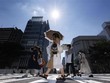 Người dân di chuyển dưới tiết trời nắng nóng tại Nagoya, Nhật Bản, ngày 1/7/2022. (Ảnh: Kyodo/TTXVN).