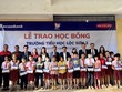 Dai-ichi Life Việt Nam và Sacombank đã trao tặng 250 suất học bổng với tổng trị giá 250 triệu đồng cho 250 học sinh hiếu học có hoàn cảnh khó khăn.