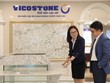 Nhân viên Vicostone tư vấn sản phẩm cho khách hàng tại showroom Hà Nội.