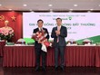 Ông Phạm Quang Dũng, Chủ tịch HĐQT Vietcombank (bên phải) tặng hoa chúc mừng ông Nguyễn Thanh Tùng - Phó tổng giám đốc phụ trách Ban điều hành đã được Đại hội bầu bổ sung là Thành viên HĐQT Vietcombank nhiệm kỳ 2018 - 2023.