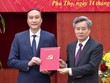 Ông Nguyễn Quang Dương - Phó Trưởng Ban Tổ chức Trung ương trao quyết định cho Phó Bí thư Tỉnh ủy Phùng Khánh Tài. (ảnh: Báo Phú Thọ)