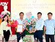 Chủ tịch tỉnh Đồng Tháp trao Quyết định và tặng hoa chúc mừng.