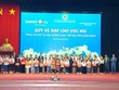 Đại diện 400 em học sinh nhận học bổng từ “Quỹ xe đạp chở ước mơ” của Bảo Việt Nhân thọ vinh dự chụp hình cùng Thủ tướng Phạm Minh Chính.