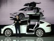 Tỷ phú Elon Musk đứng cạnh một mẫu xe điện của Tesla. (Ảnh: Getty Images).