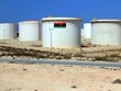 Bể chứa dầu tại kho dự trữ gần thành phố Benghazi, Libya. (Ảnh: AFP/TTXVN)