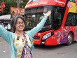 Du khách hào hứng khi được trải nghiệm miễn phí xe bus 2 tầng tham quan Hà Nội.