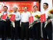 Ông Nguyễn Văn Út, Chủ tịch UBND tỉnh Long An (đứng giữa) trao quyết định về công tác cán bộ.