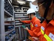Công nhân Công ty Truyền tải điện 1 kiểm tra thiết bị Trạm biến áp 220kV Xuân Mai. (Ảnh: Huy Hùng/TTXVN)