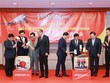 Các đại biểu cùng tham gia vào nghi thức Kagamibiraki chào mừng đường bay Vietjet đến Hiroshima.
